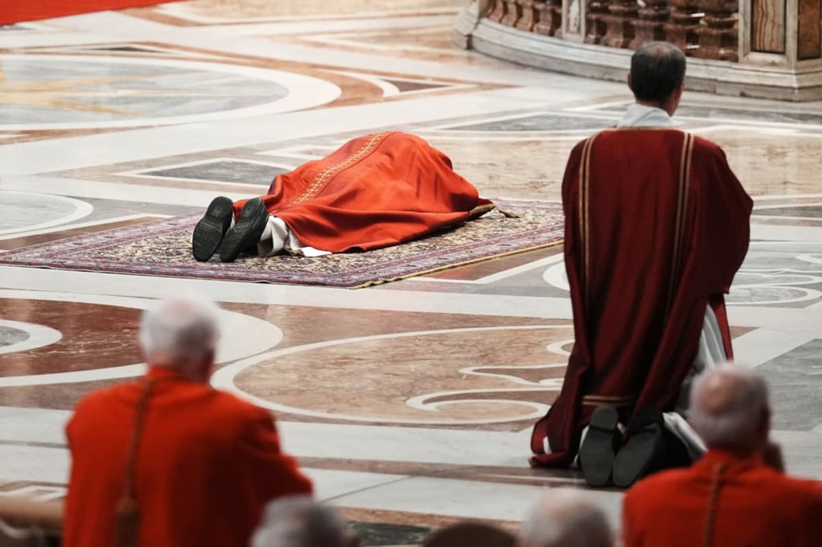 Pope Leo Carries Cross Through Full Good Friday Procession - Image 3