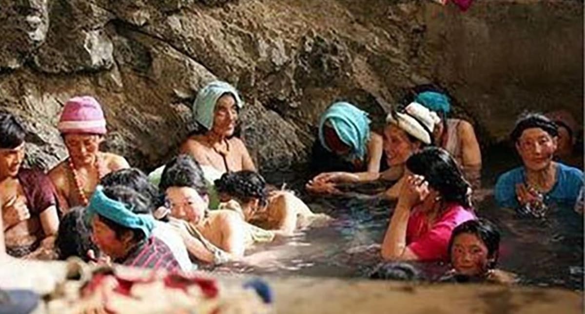 Tibet's 800-Year Bathing Festival Brings Joy and Romance - Image 3