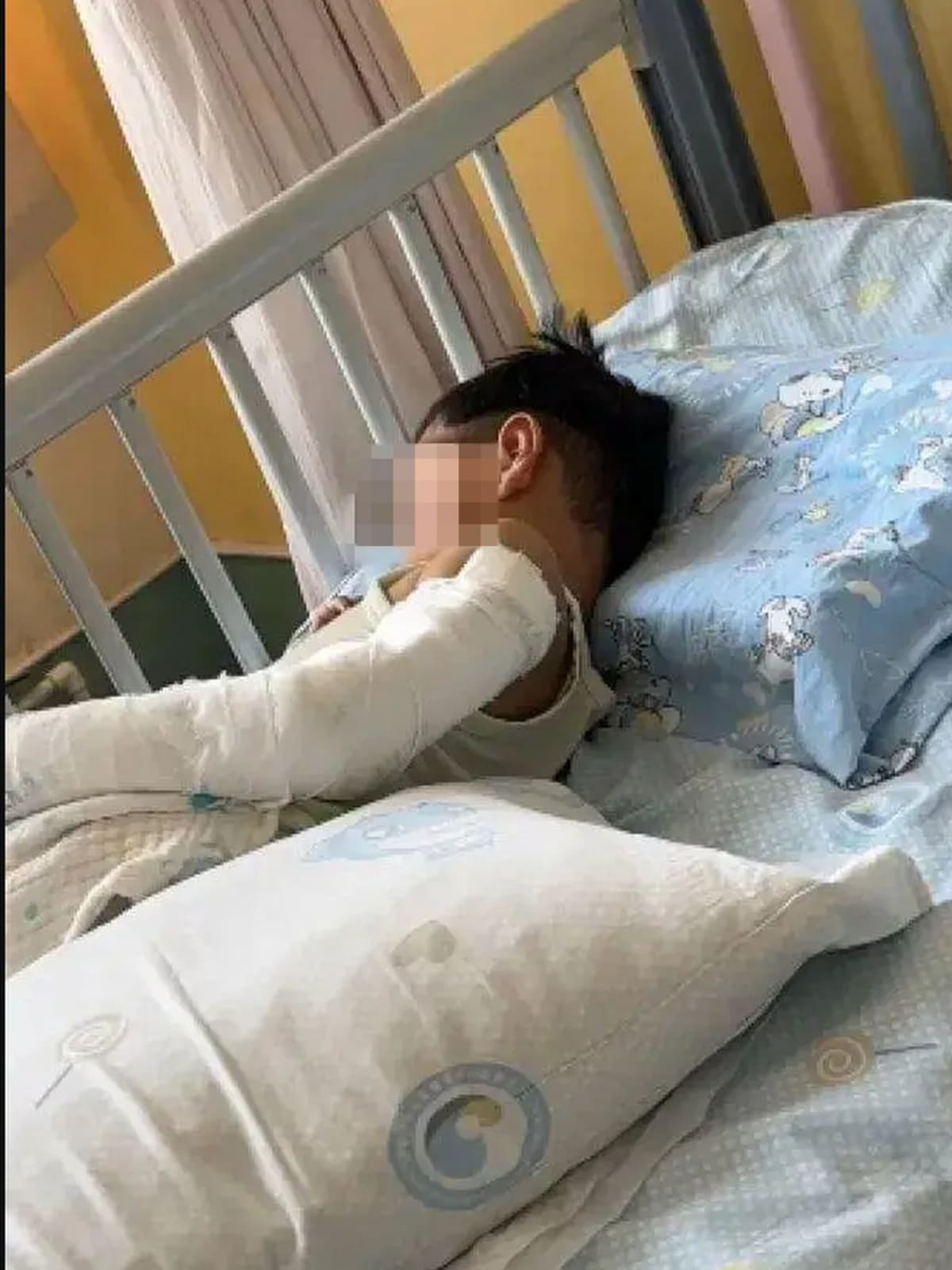 Boy, 4, Survives 11-Story Fall in China - Image 3