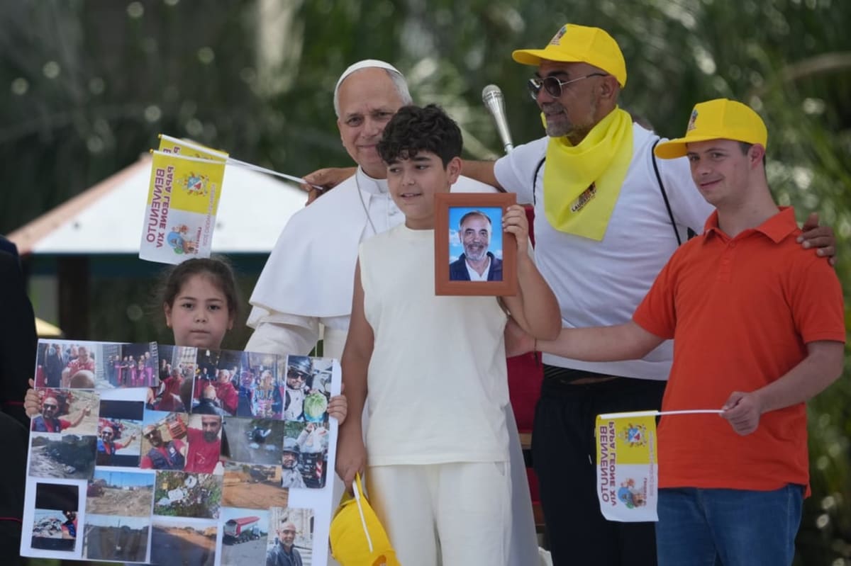 Pope Leo Visits "Land of Fires," Condemns Toxic Dumping - Image 3