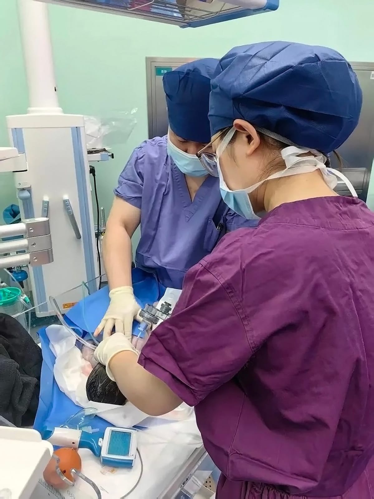 Pregnant Woman Gives Up Surgery Room to Save Stranger's Life - Image 4