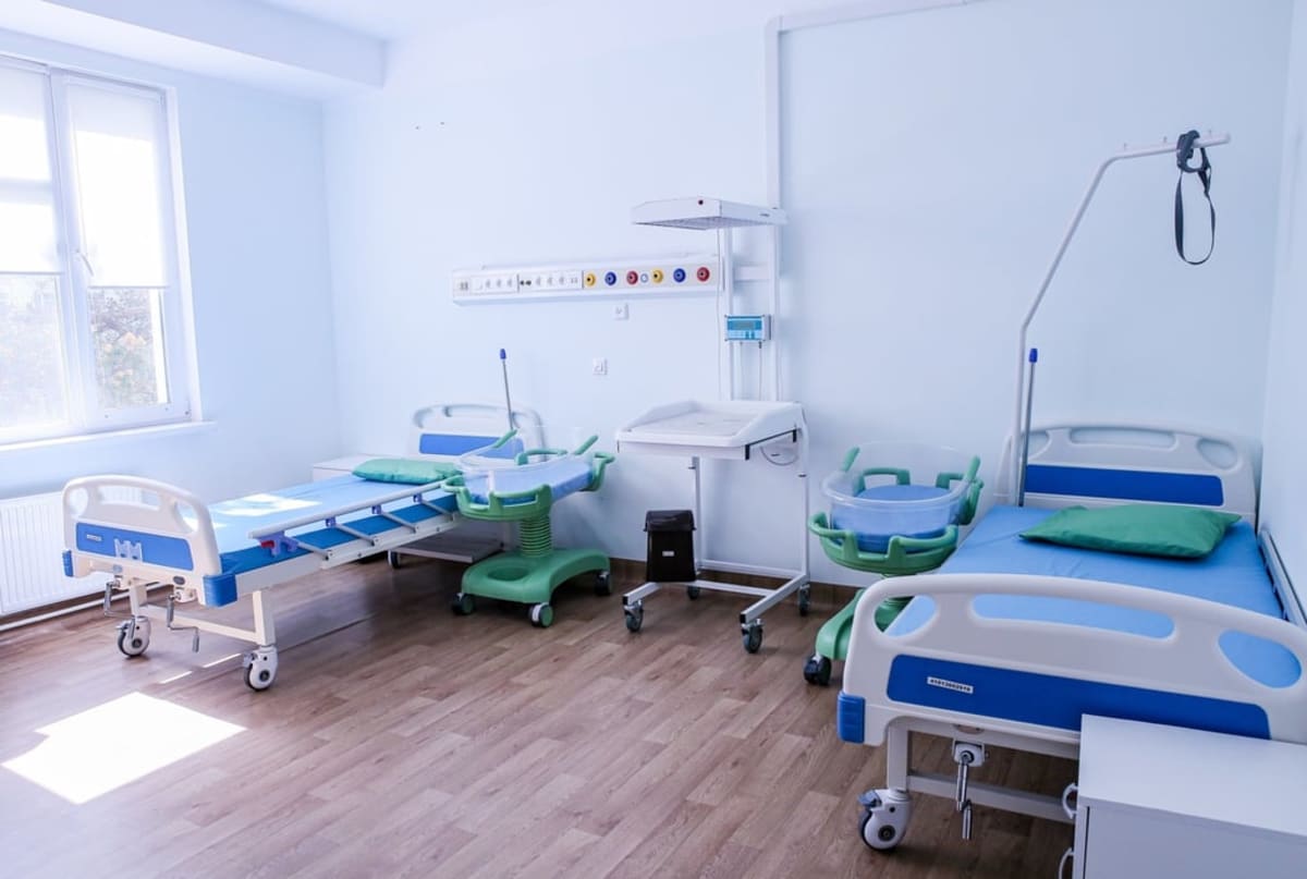 Pregnant Woman Gives Up Surgery Room to Save Stranger's Life - Image 5