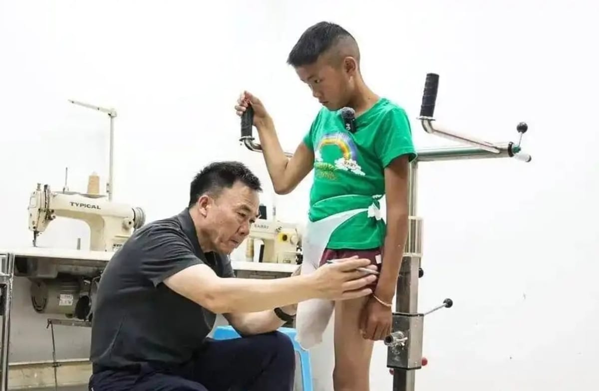 Teen Plays Basketball With Dad's Handmade Crutch in China - Image 4
