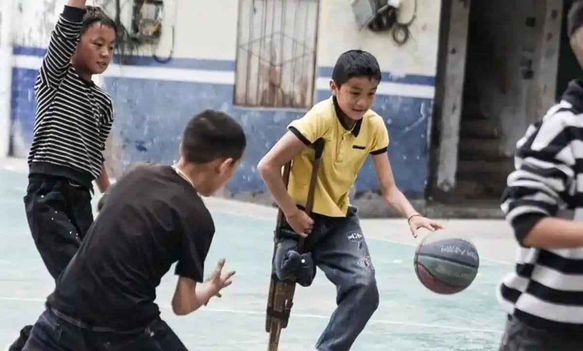 Teen Plays Basketball With Dad's Handmade Crutch in China - Image 3