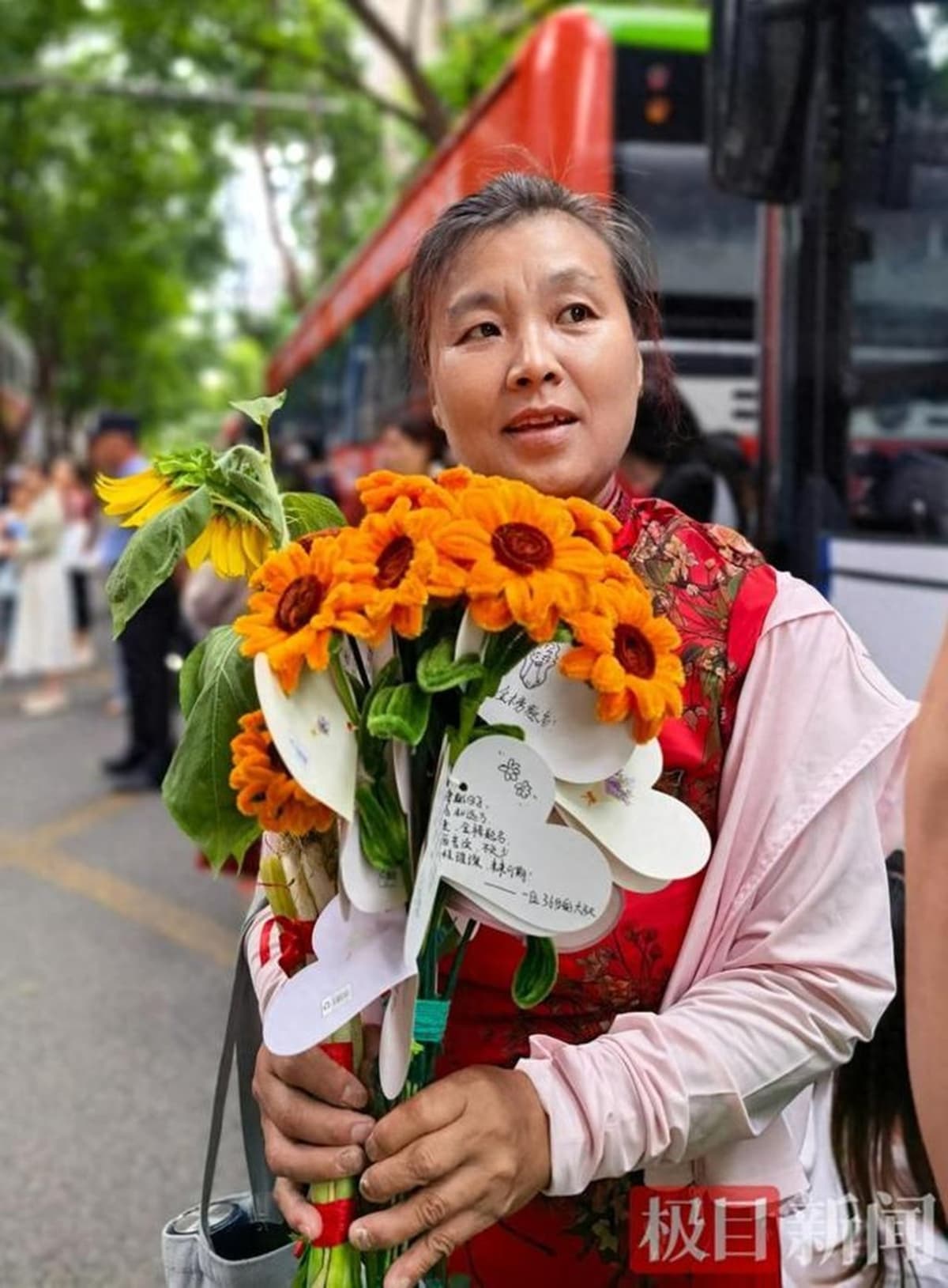 Teen Bows to Mom Who Drove Cab to Fund His Surgery - Image 3