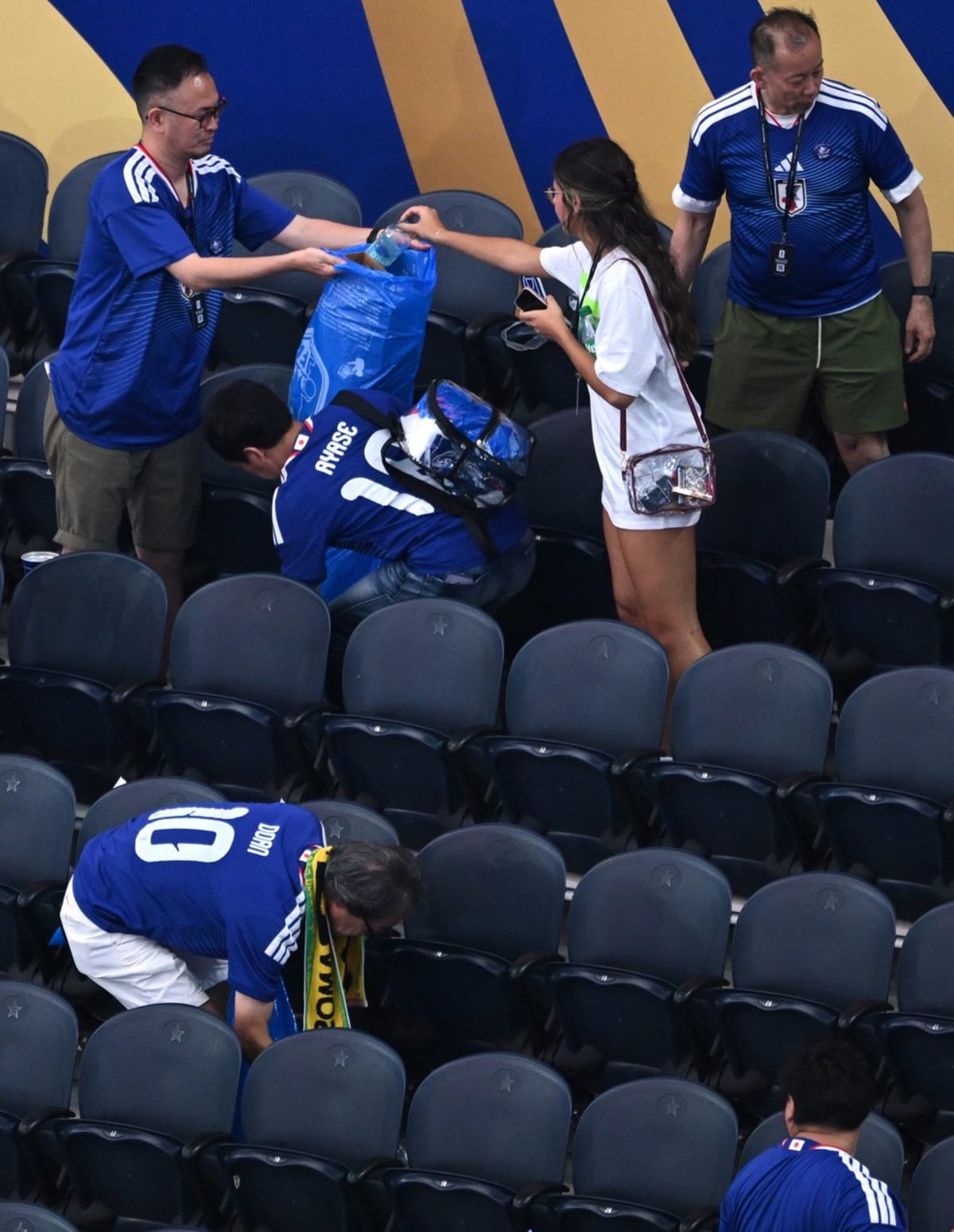 Japan Fans Clean Stadium After World Cup Draw in Texas - Image 3