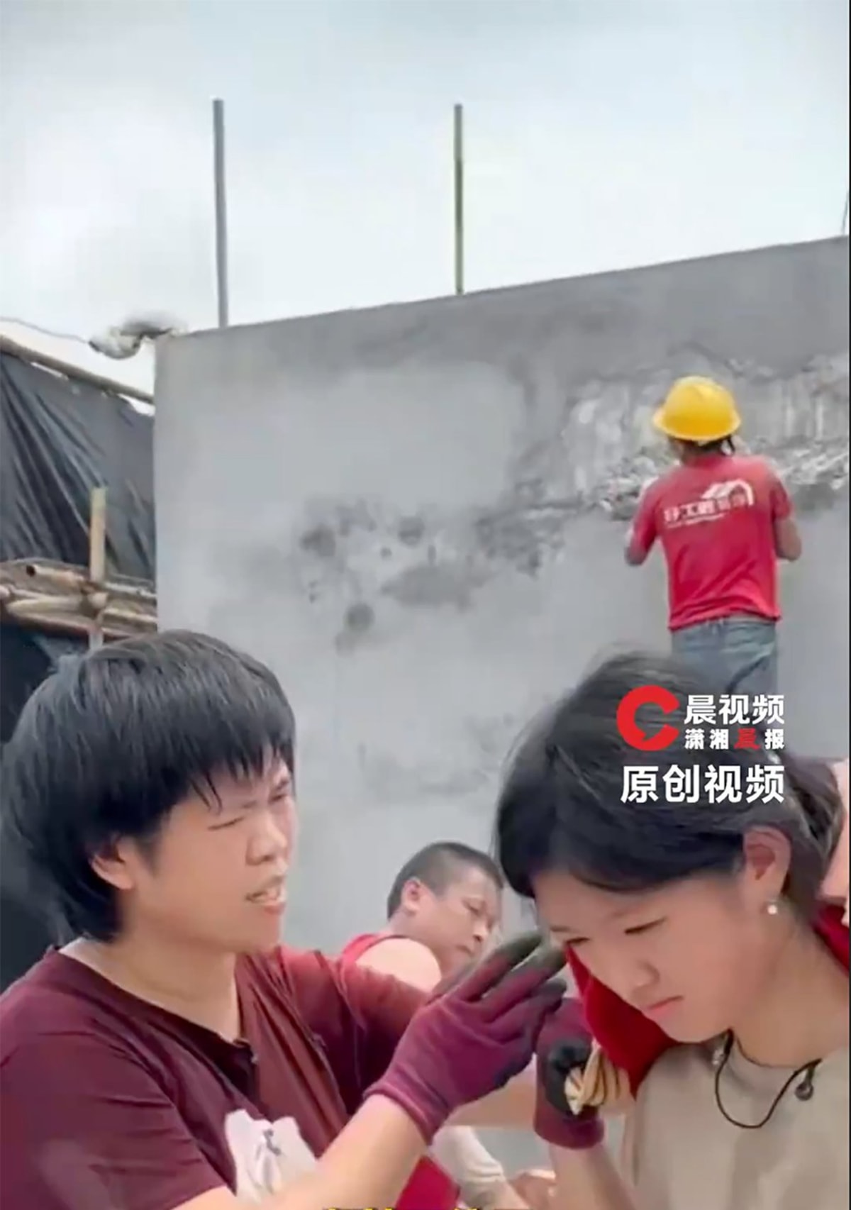 Teen Carries Bricks to Earn Her Own College Tuition - Image 4