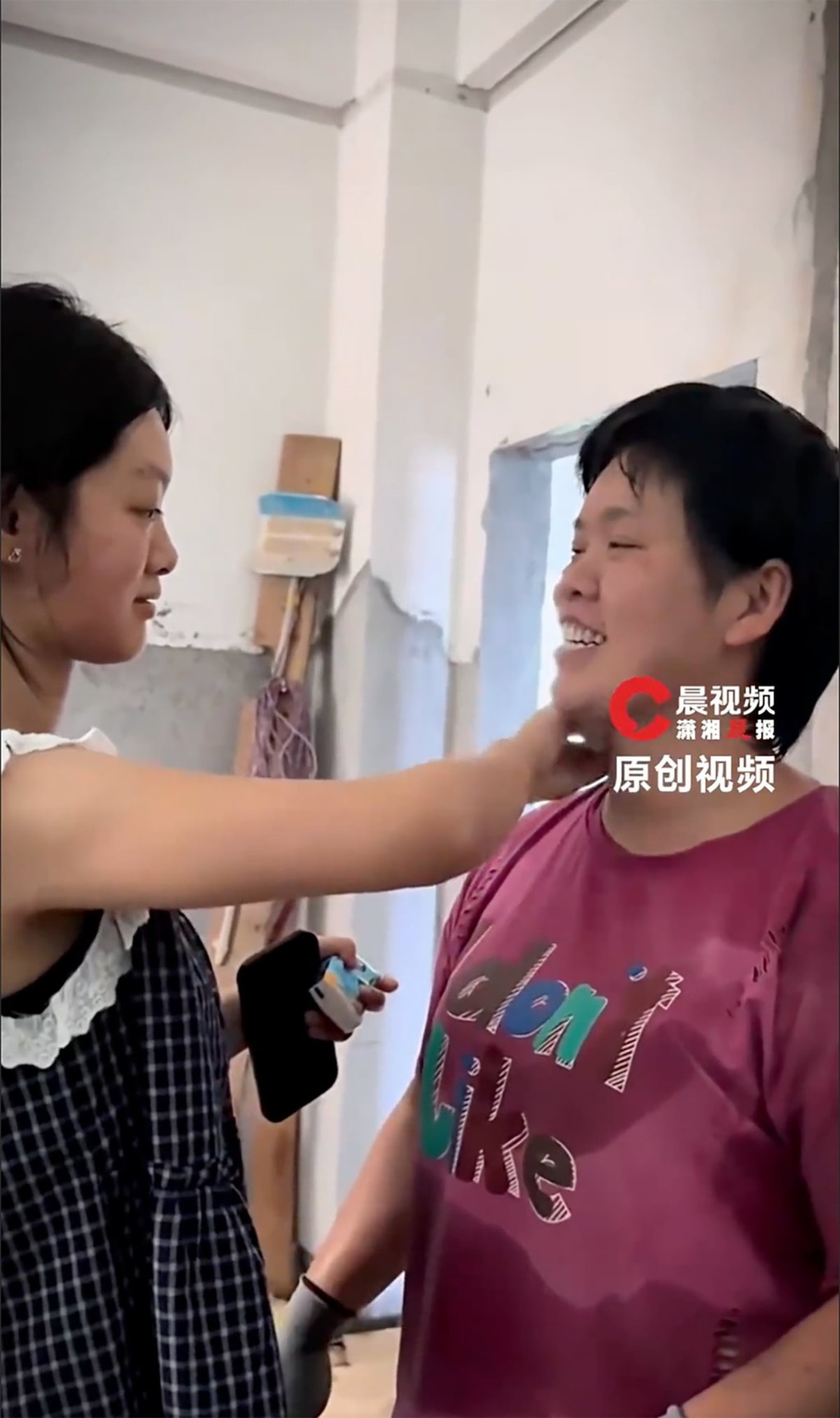 Teen Carries Bricks to Earn Her Own College Tuition - Image 3