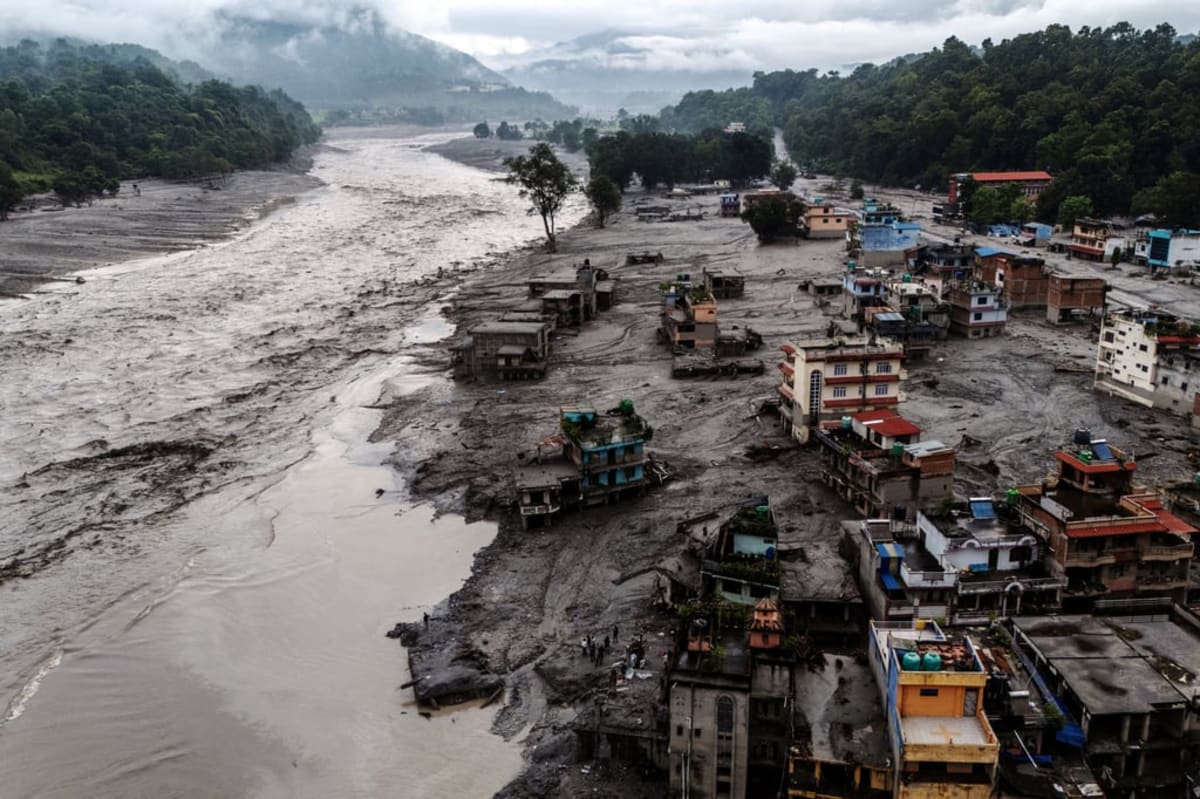 Hong Kong Raises Funds for Nepal Flood Victims at Packed Bar - Image 3
