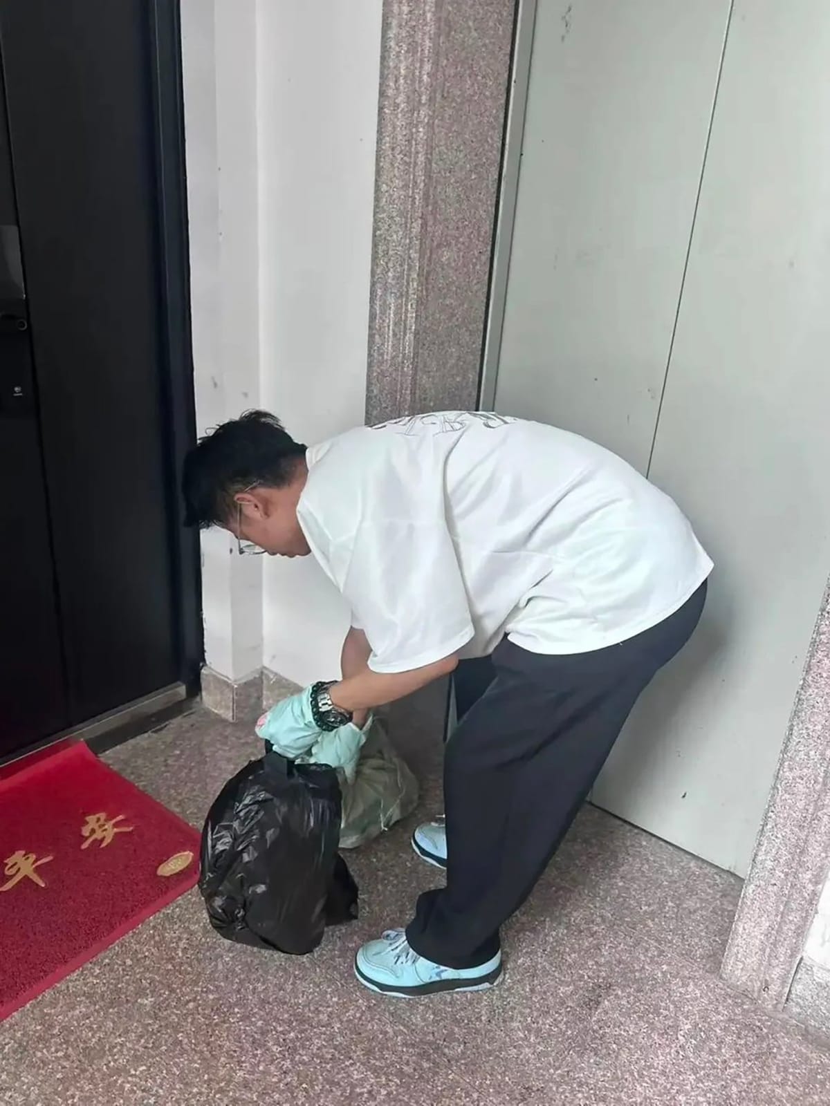 China's $15/Month Trash Service Helps Elderly and Busy Workers - Image 3