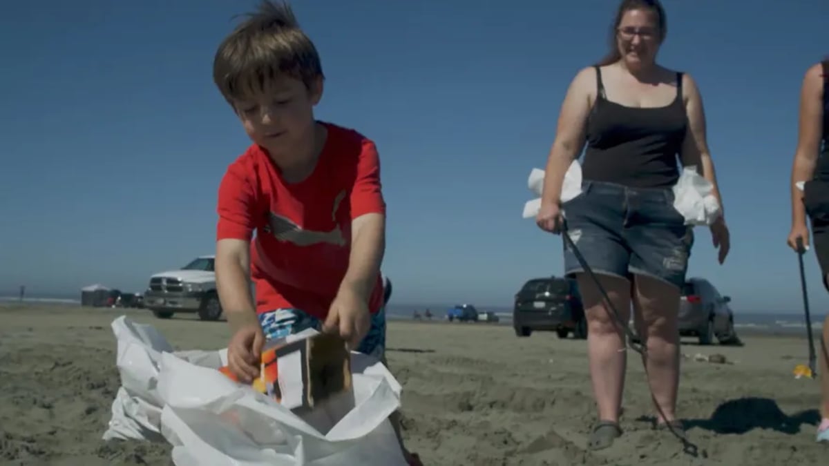 Oregon Volunteers Tackle Post-July 4th Beach Cleanup - Image 4