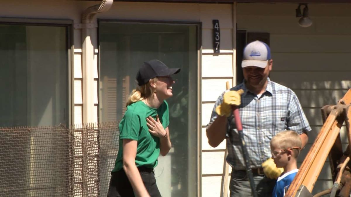 Volunteers working together to cover a water main at the Larsen family home in Beaver, Utah