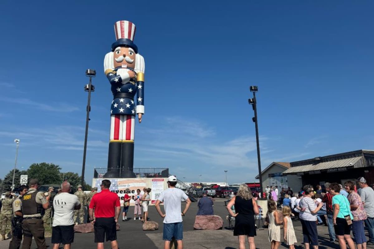 Minnesota Town Unveils 66-Foot Nutcracker World Record - Image 4