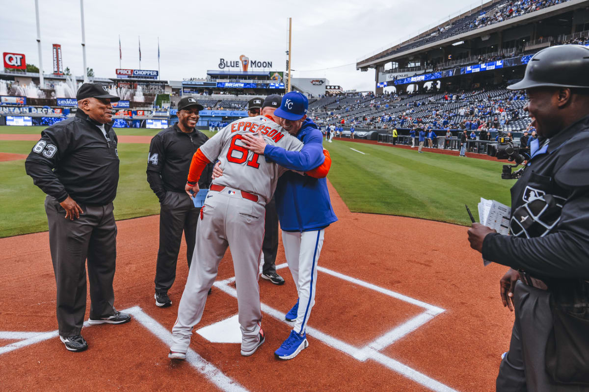 Father and Son Meet on MLB Field After 30 Years in Baseball - Image 4