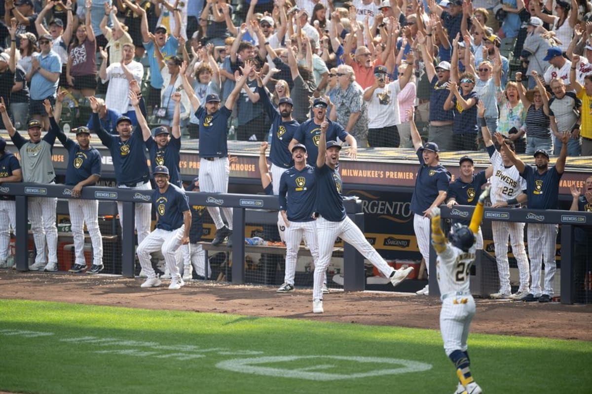 Brewers' Contreras Hits Walk-Off Homer in Epic Bat Flip - Image 2