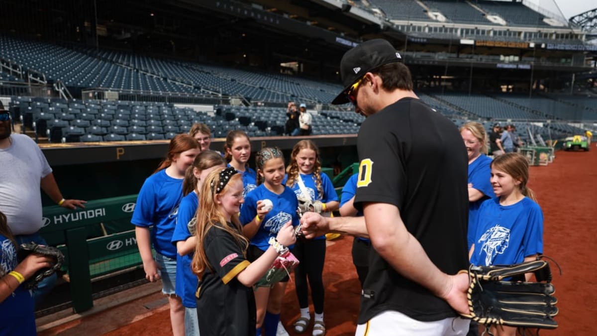 10-Year-Old Cancer Survivor Throws First Pitch for Pirates - Image 2