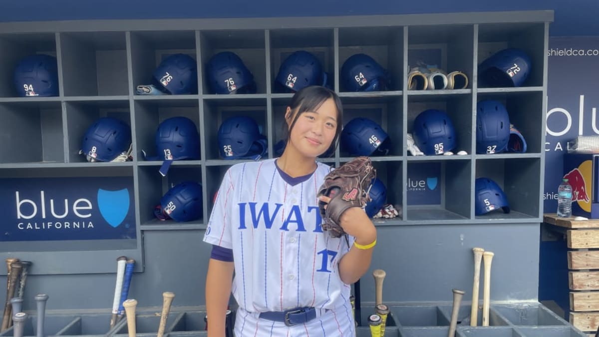 Teen Throws First Pitch at Dodger Stadium in Ohtani's Jersey - Image 3