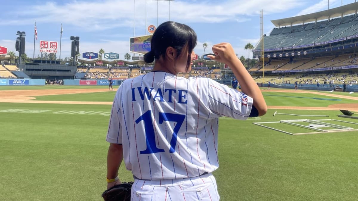 Teen Throws First Pitch at Dodger Stadium in Ohtani's Jersey - Image 2