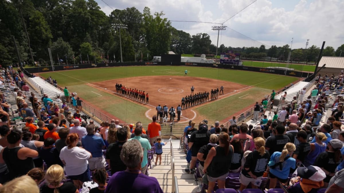 Kentucky and North Carolina Face Off for Softball Crown - Image 2