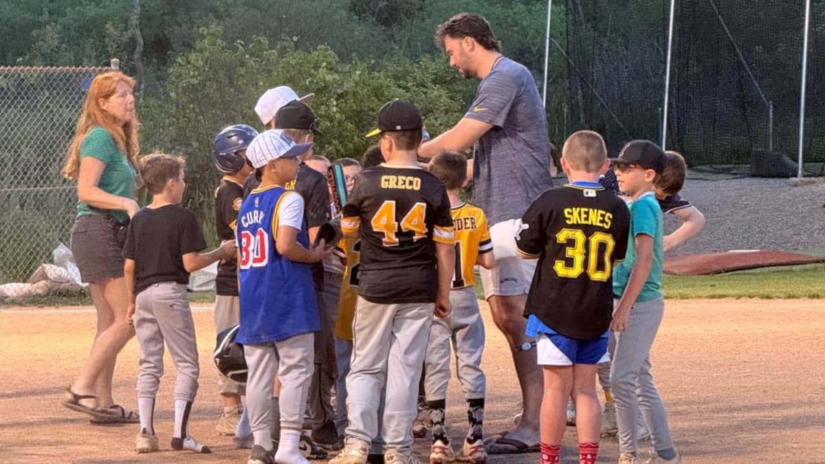 Pirates Star Paul Skenes Surprises Little League Practice - Image 2