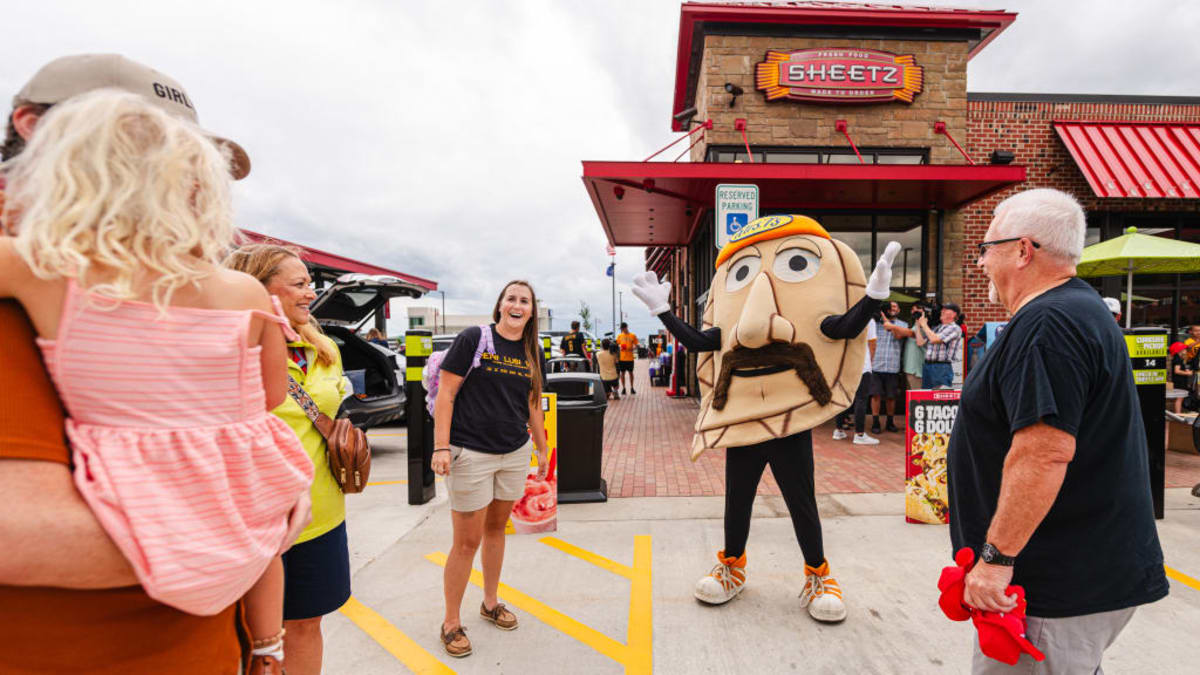 Pirates Players Surprise Sheetz Customers With Free Food & Gas - Image 4