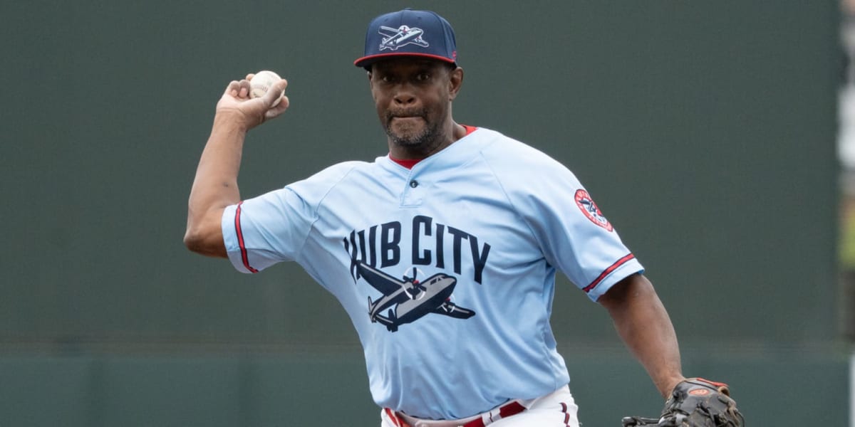 Vincent Towns in Hagerstown Flying Boxcars uniform preparing to pitch from the mound