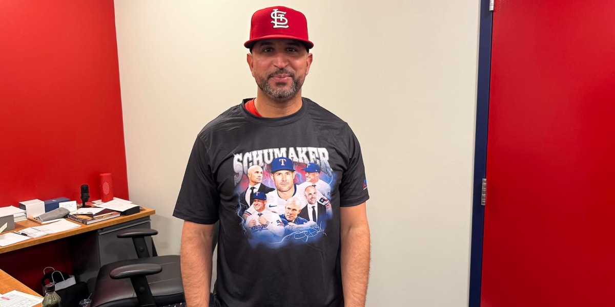 Cardinals manager Oliver Marmol wearing black t-shirt with Rangers skipper Skip Schumaker's photo