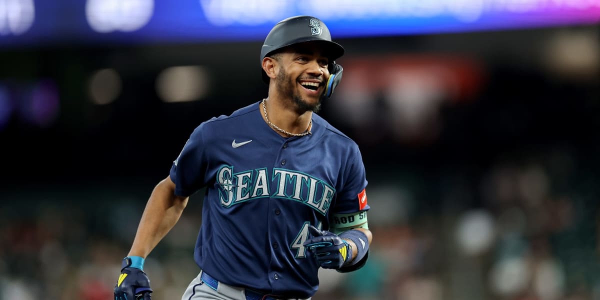 Mariners Star Wins Fan's Flip-Flops With Perfect BP Shot