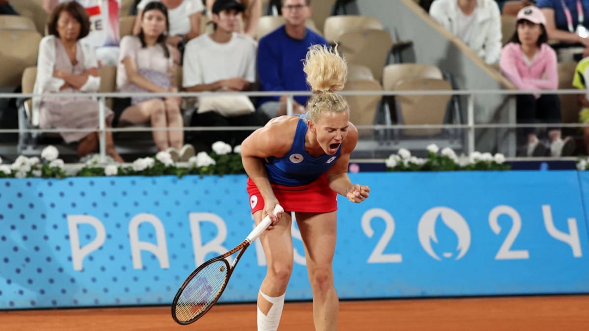 Czech tennis player Kateřina Siniaková wearing matching hairbow with partner Taylor Townsend on court