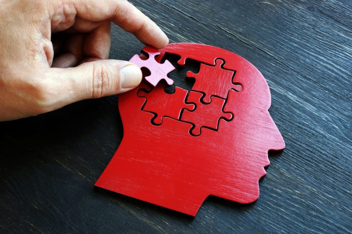 Elderly hands holding a heart shape, symbolizing brain and cardiovascular health connection