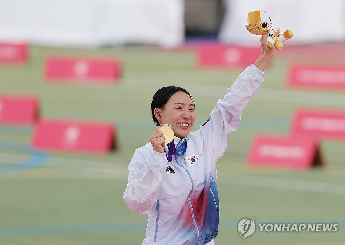 Seong Seung-min celebrates with raised arms after winning gold in modern pentathlon