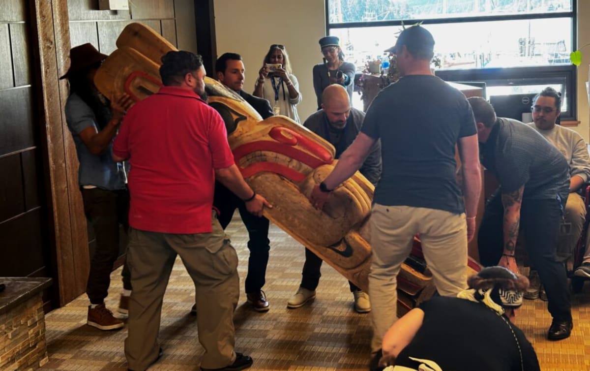 Haida Nation Raises Totem Pole in Reconciliation Ceremony - Image 3
