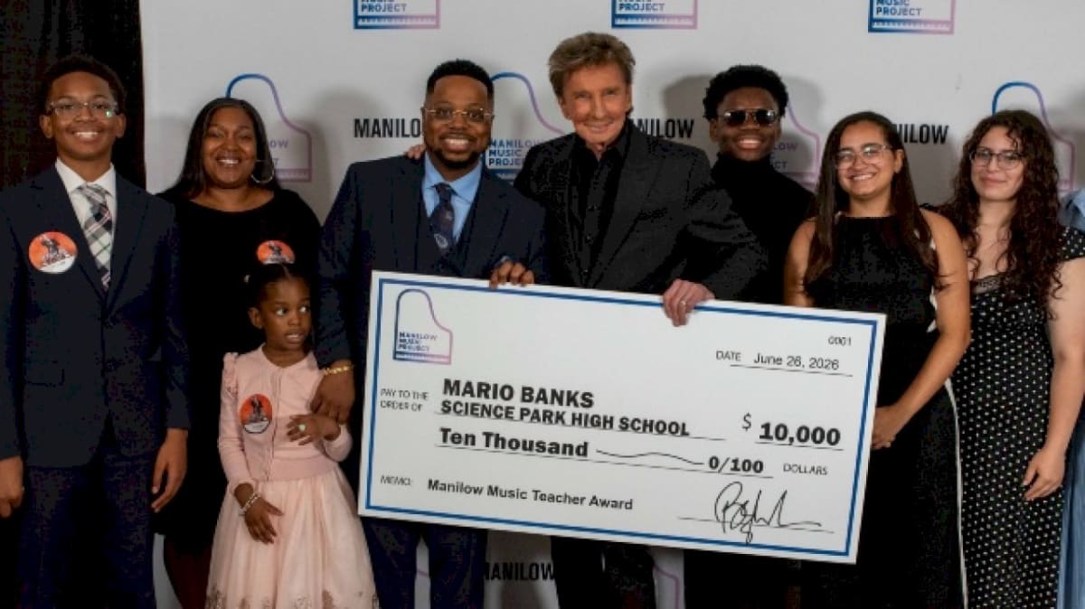 Barry Manilow Gives $10K to Music Teachers on Tour