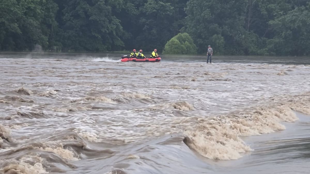 Missouri Rescue Team Saves Driver From Flooded Car Roof