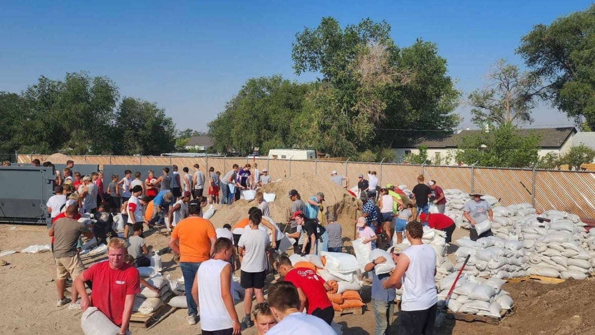 Delta, Utah Volunteers Fill Sandbags to Protect Neighbors
