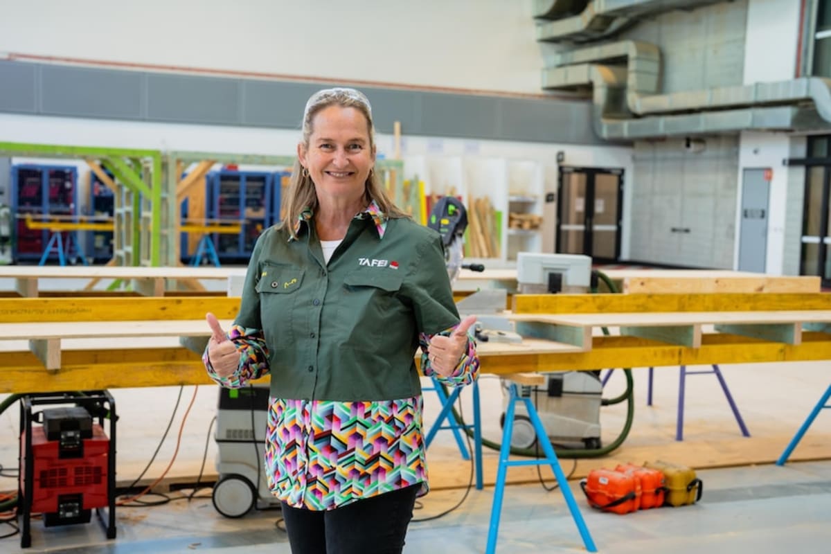 Hairdresser to Carpenter: Women Double in Construction Trades - Image 4