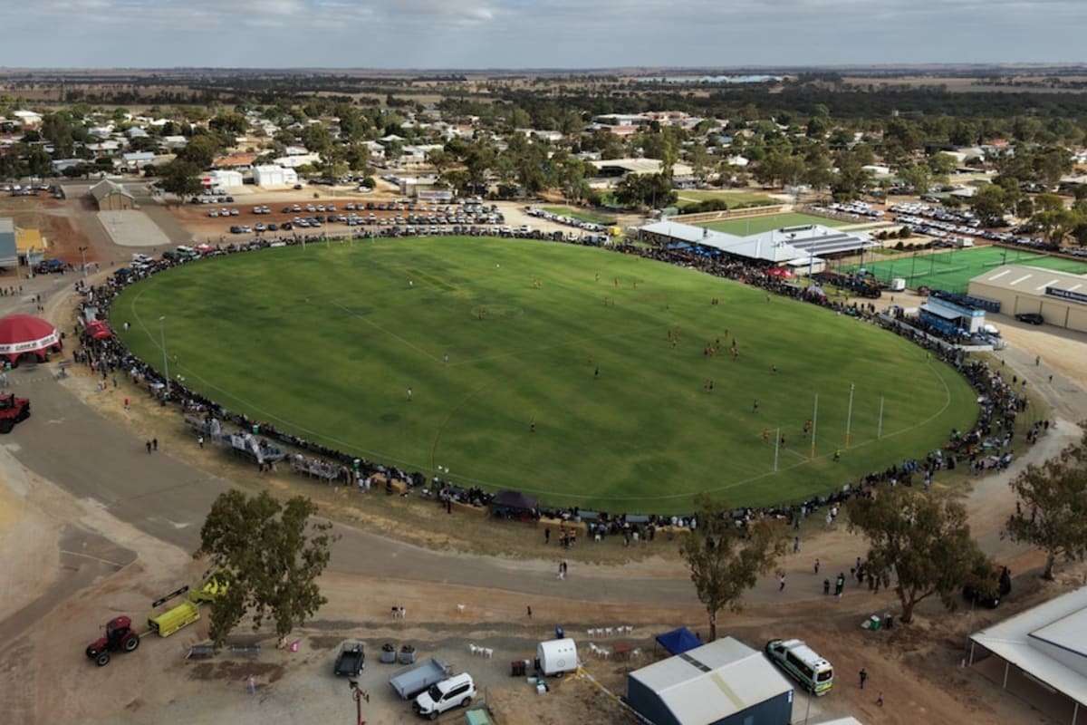 AFL Legend Franklin Returns Home, Draws 3,500 to Tiny Town - Image 5