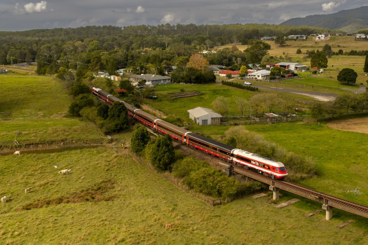 Iconic 1980s Train Returns in Retro Colors After Makeover - Image 5