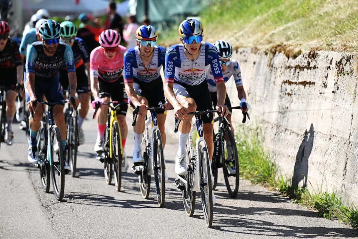 Jai Hindley Climbs to 3rd at Giro With One Stage Left - Image 5