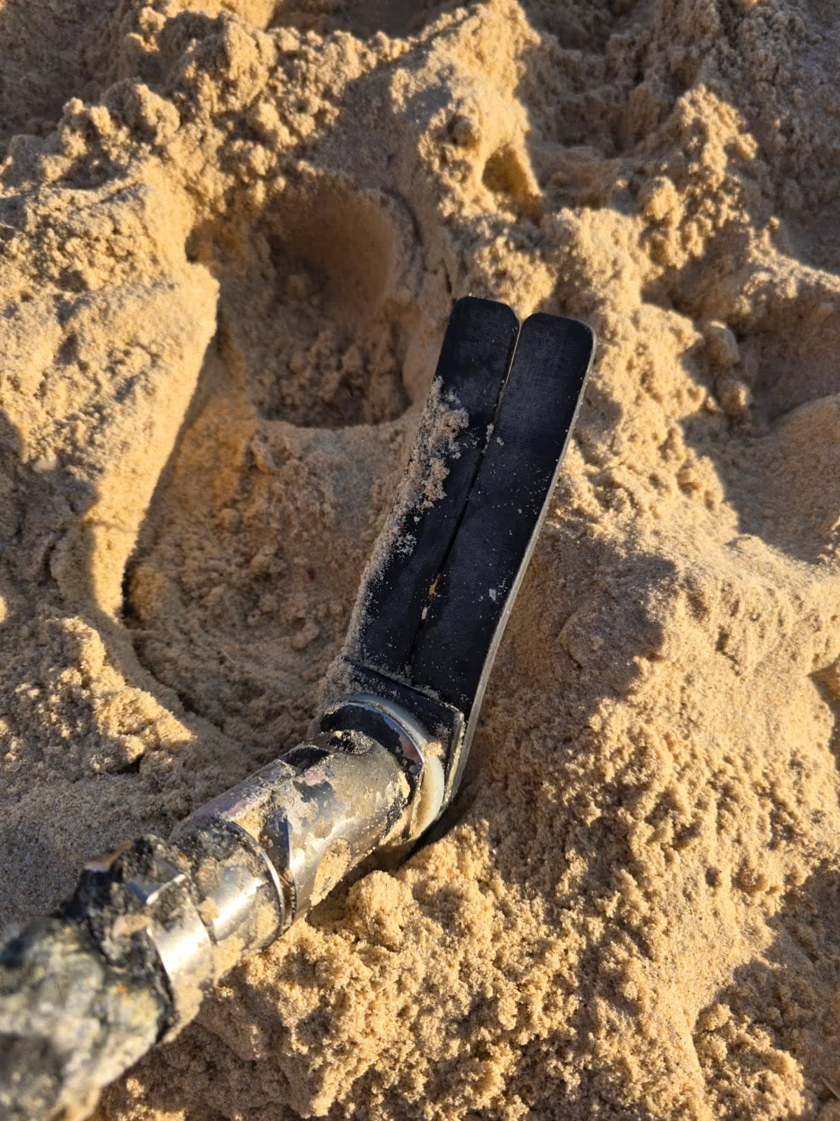 Couple Finds Prosthetic Leg on Beach, Seeks Owner - Image 4