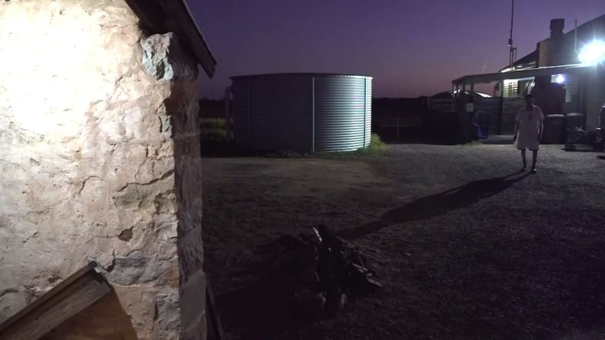 Retirees Wake at 3:30am to Bake in Australia's Outback - Image 3