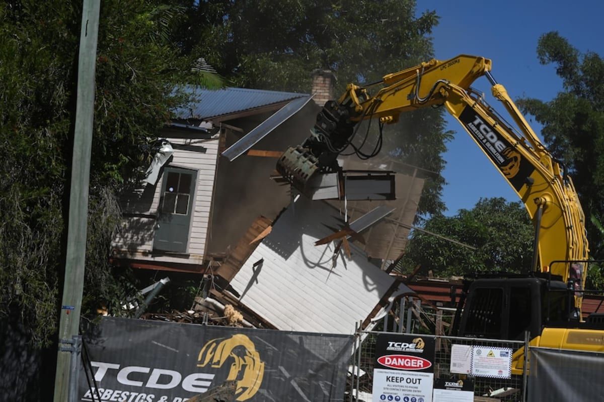 Community Fights to Save 1800s Rainforest Timber Home - Image 5