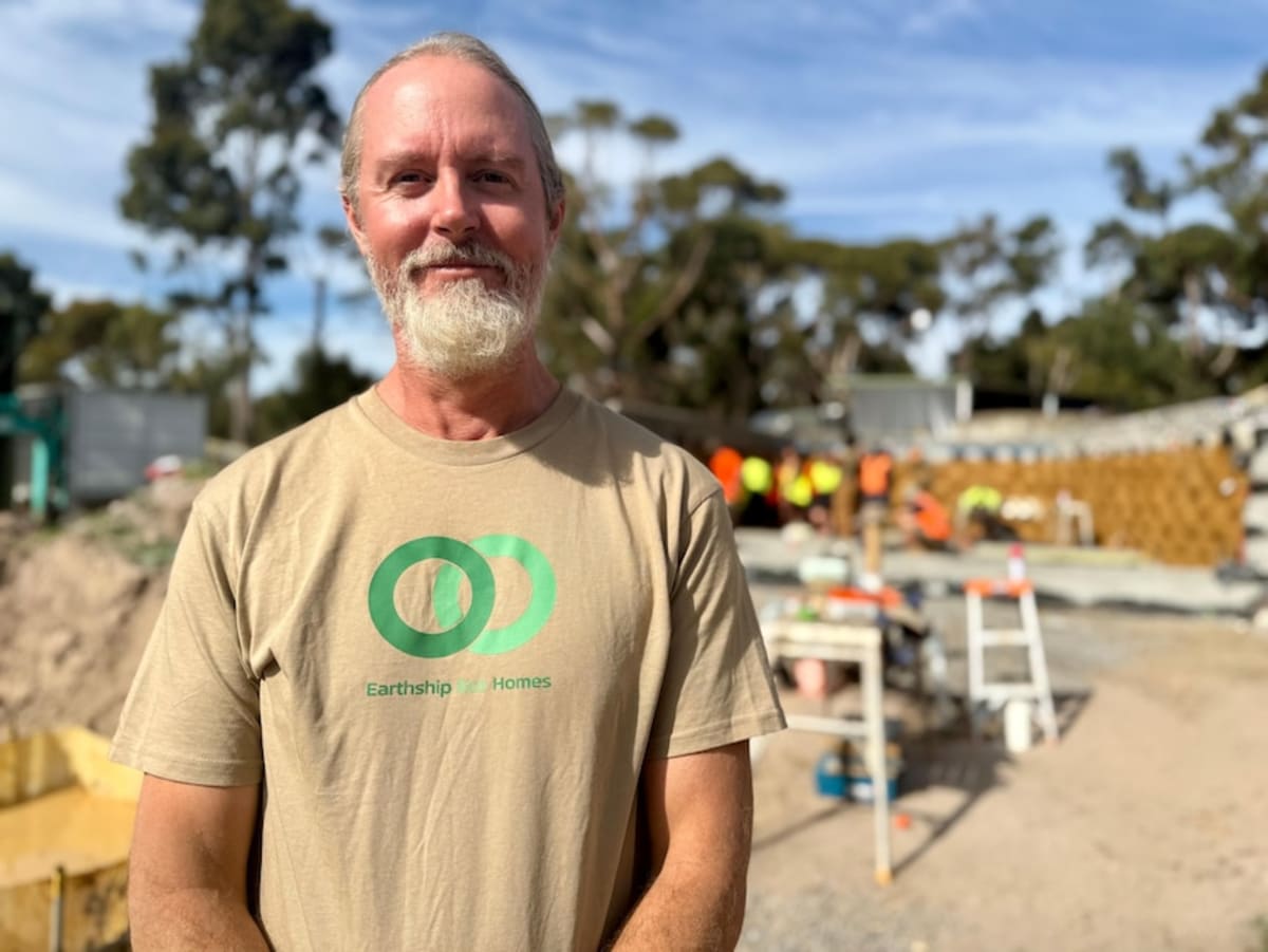 Bushfire Survivor Rebuilds Home From Tyres and Bottles - Image 5
