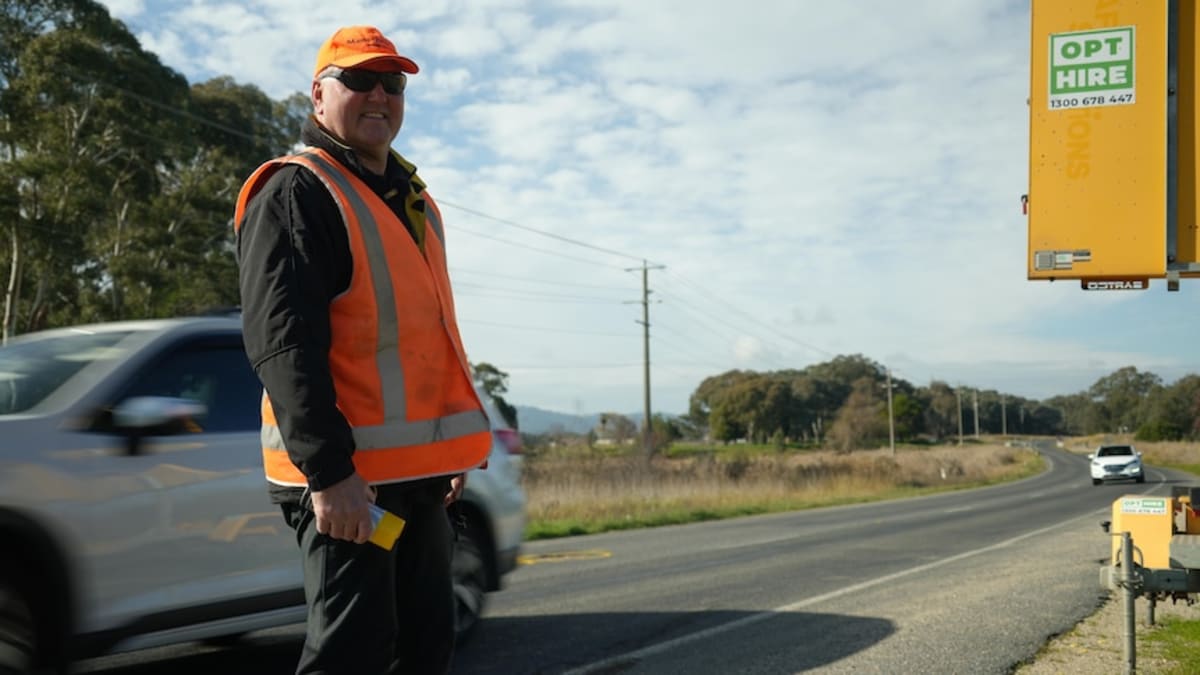 Drivers Donate $2,700 to Man Spray-Painting Potholes - Image 2