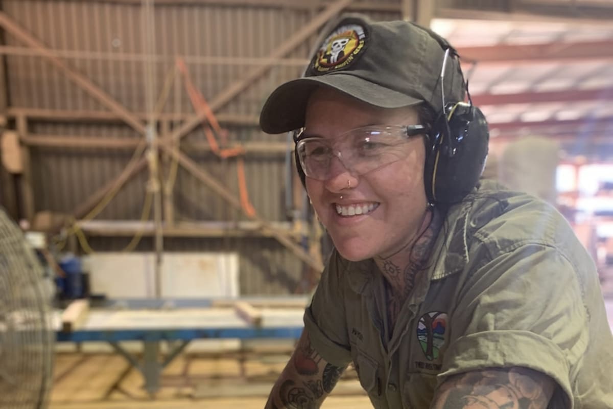 Hairdresser to Carpenter: Women Double in Construction Trades - Image 3