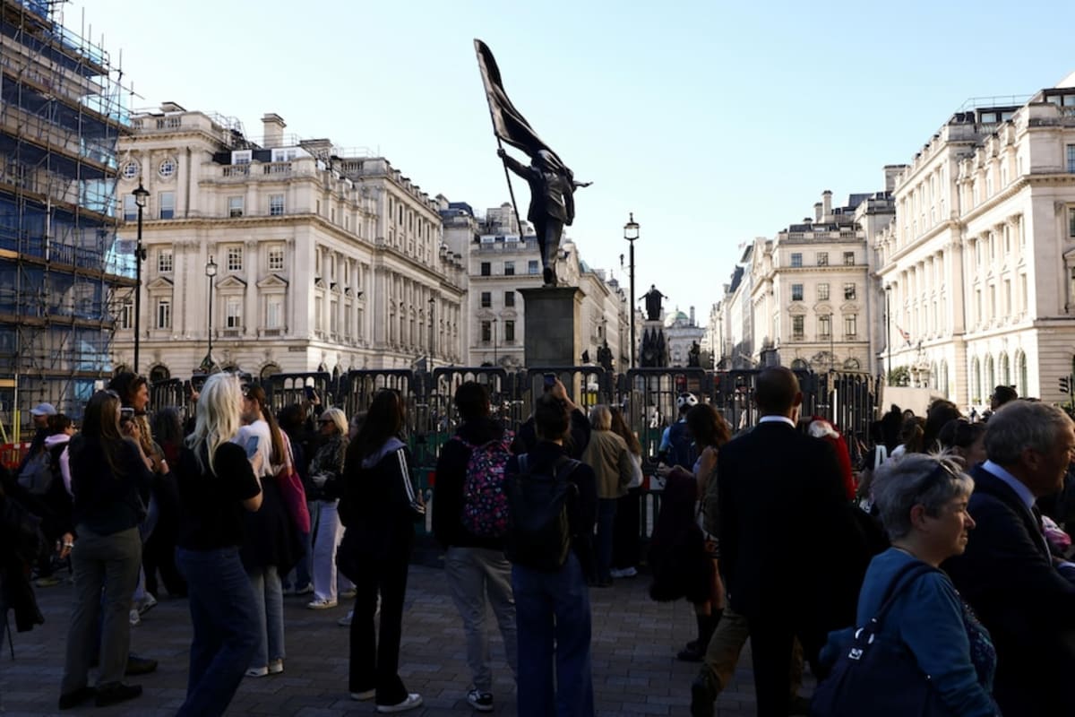 Banksy Unveils Mystery Statue in Heart of London - Image 5