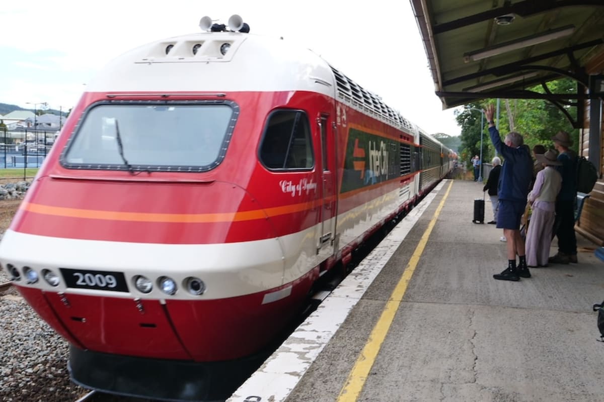 Iconic 1980s Train Returns in Retro Colors After Makeover - Image 3
