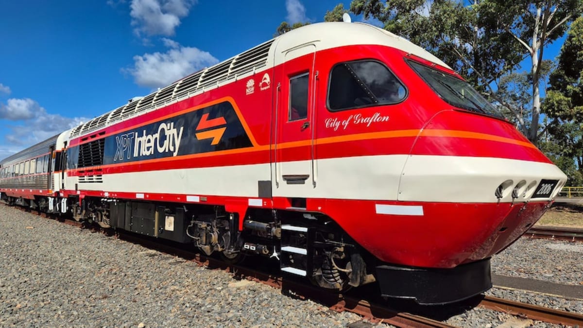 Iconic 1980s Train Returns in Retro Colors After Makeover - Image 2