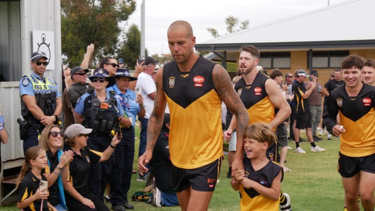 AFL Legend Franklin Returns Home, Draws 3,500 to Tiny Town - Image 2