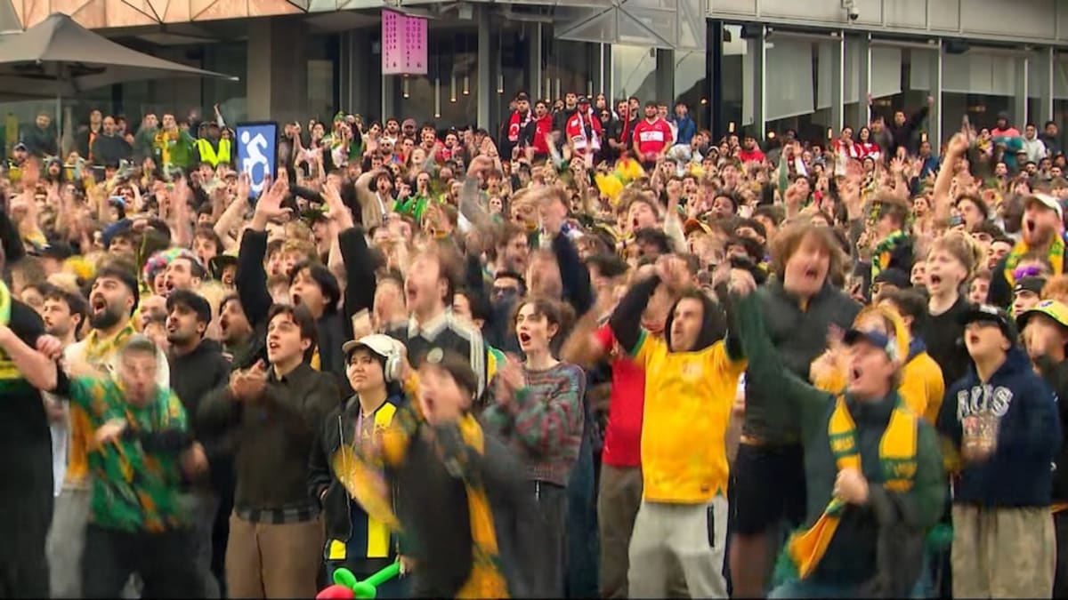 7,000 Fans Pack Melbourne to Celebrate Socceroos Win - Image 2